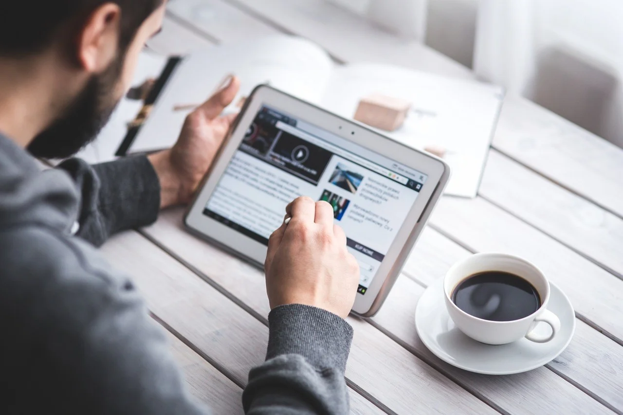 man organizing his content marketing plan